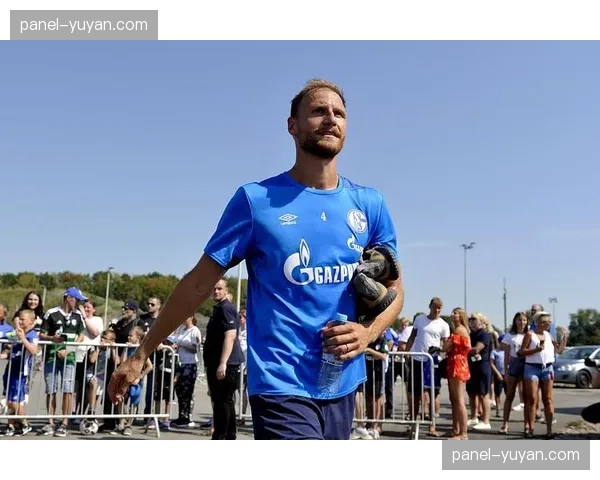 官方：沙尔克04传奇球员赫韦德斯回归担任形象大使