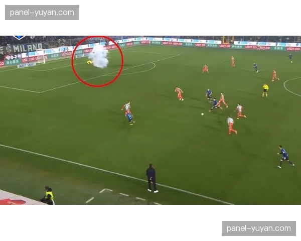 比赛因球迷向场内投掷烟火中断15分钟,主裁判警告可能取消比赛 比赛因球迷向场内投掷烟火中断15分钟,主裁判警告可能取消比赛