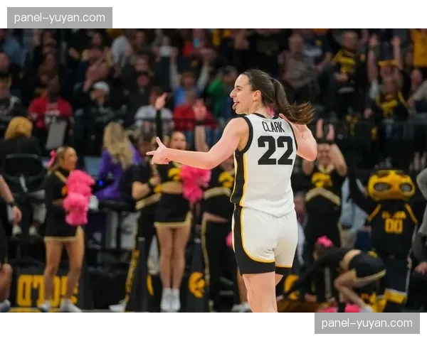WNBA状元秀凯特琳·克拉克抵达印第安纳，受到数千球迷迎接